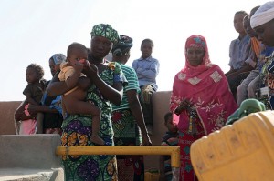 LES PUITS DANS LA VALLEE DE TIDENE, COMMUNAUTE URBAINE DE TCHIROZERINE. L'ECOLE DE TIDENE, SA CANTINE, LE DISPENSAIRE, LES PUITS MARAICHERS ET LES JARDINS, LES PUITS VILLAGEOIS. PUITS GLISSE EN COEUR NIGER 2015