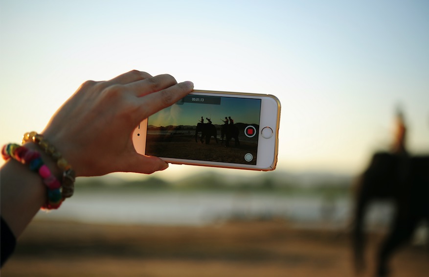 Tournage d'une vidéo pour les réseaux sociaux sur un smartphone