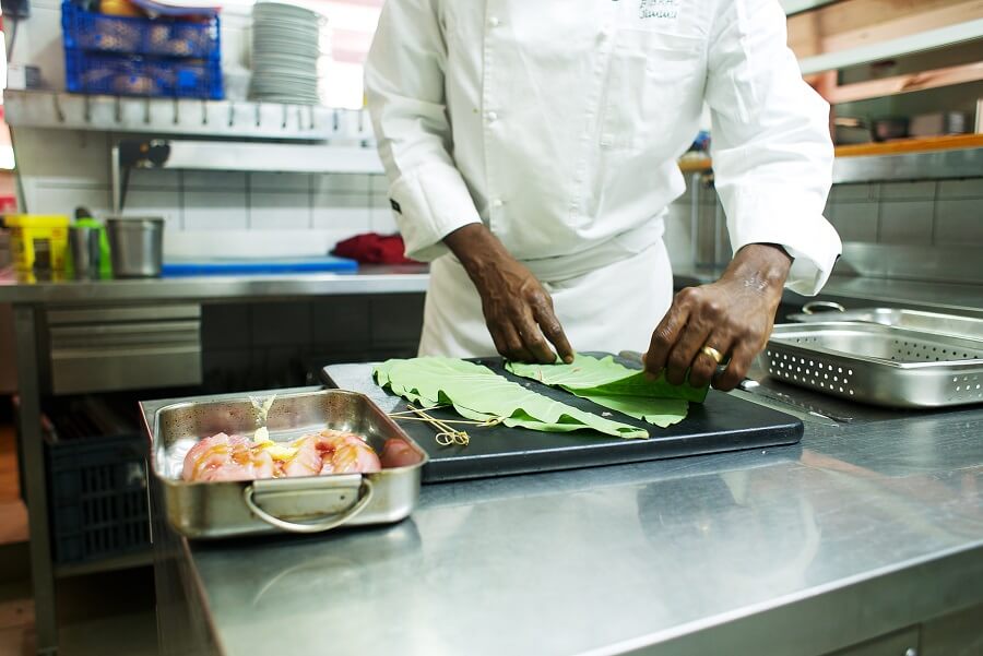 Le chef cuisinier Jimmy Bibrac en action