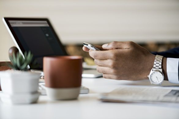 Bureau avec un ordinateur et un smartphone