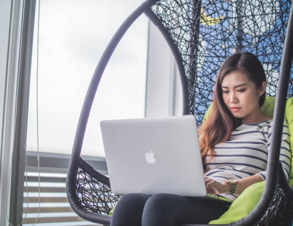 Jeune fille travaillant dans la tech