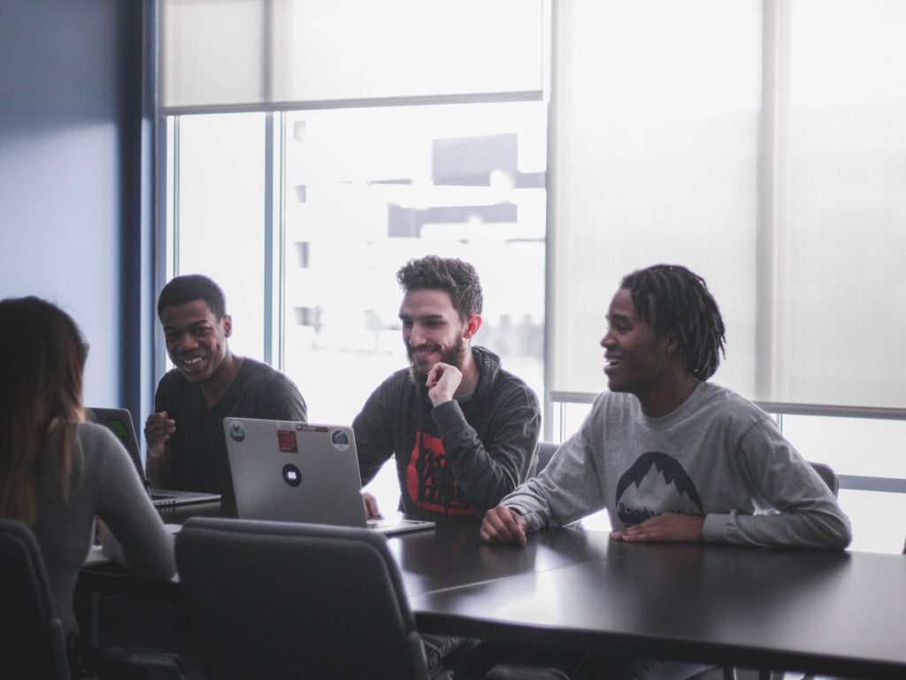 Jeunes entrepreneurs en travail d'équipe