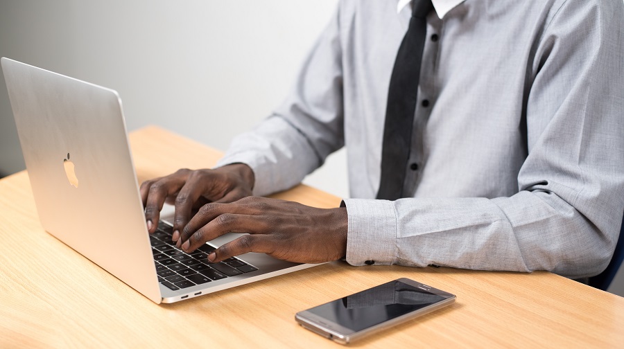 Employé qui nettoie sa boîte mail