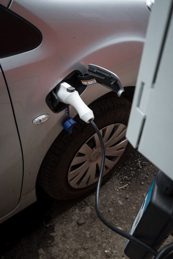 Véhicule électrique de la STAC en rechargement