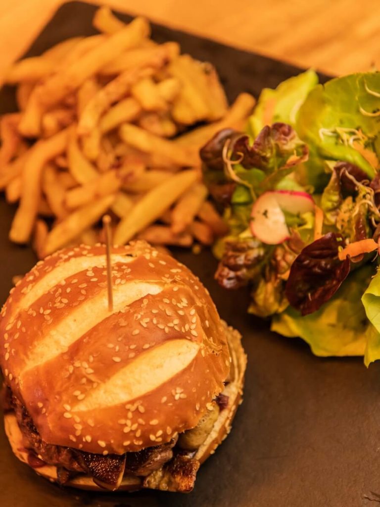 Burger au foie gras du restaurant Saint-Germain à Jarry