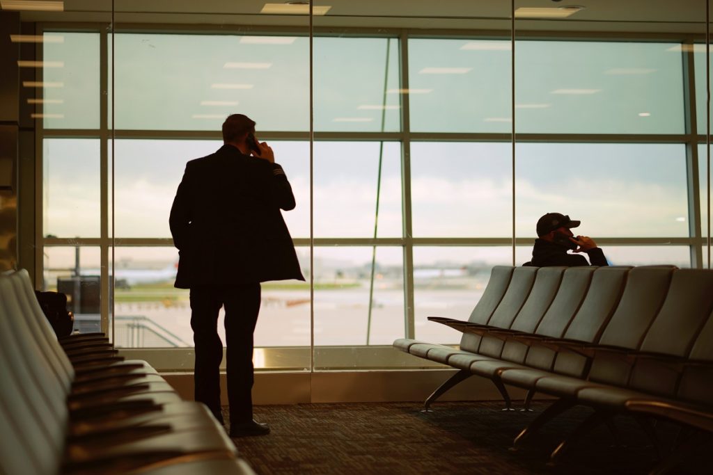 Homme dans la salle d'attente d'un aéroport