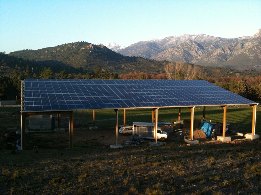 Hangar agricole solaire mis en place par Corsica Sole 