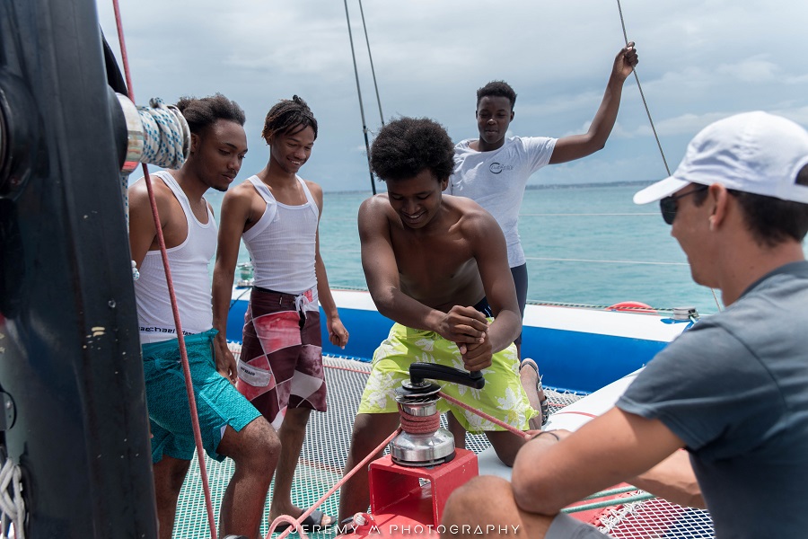 Jeunes sur un bateau lors d'un événement organisé par l'association Métimer à Saint-Martin