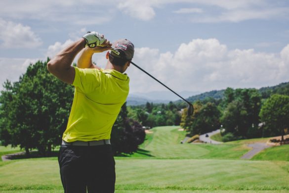 Golfeur en action, illustration de l'Open de Saint-François