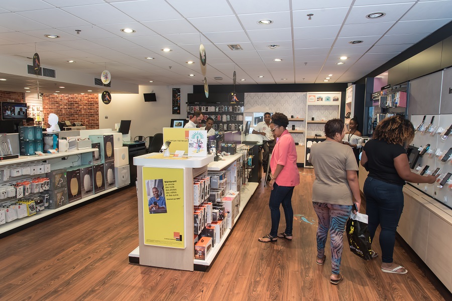 Clients dans une boutique Smart Store Touch d'Orange en Guyane