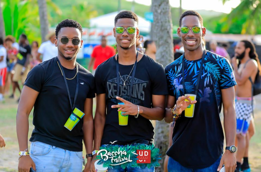 Festivaliers avec des eco-cups au Baccha Festival en Martinique