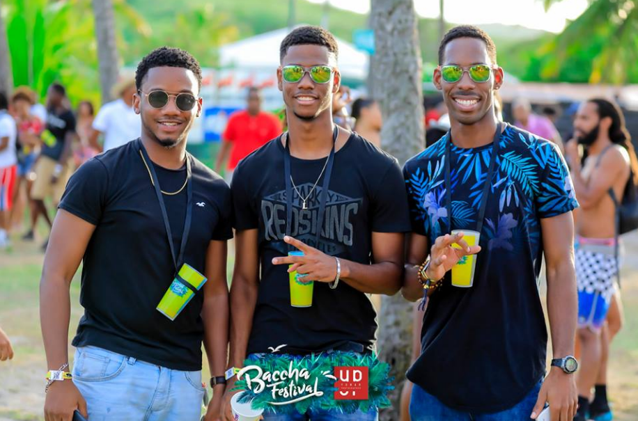 Festivaliers avec des eco-cups au Baccha Festival en Martinique 