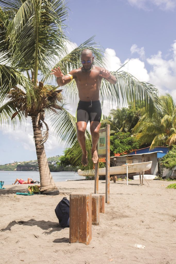 Olivier Matinda réalise un exercice physique sur la plage 