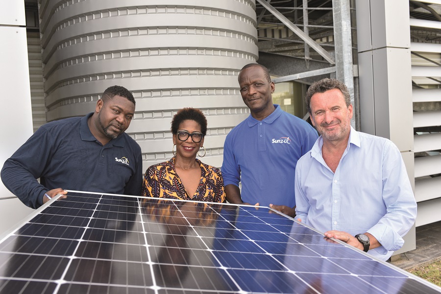 Collaborateurs de Sunzil, entreprise de panneaux solaires en Outre-mer