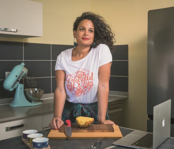 Leslie Belliot dans sa cuisine, créatrice de Je cuisine créole