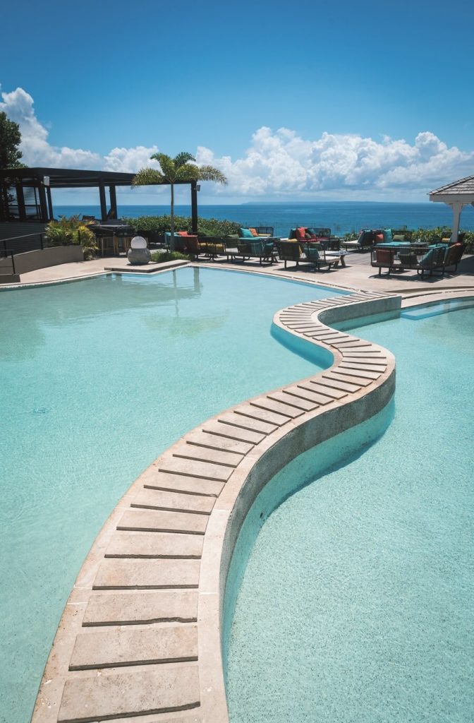 Piscine, terrasse et vue de l'hôtel La Toubana