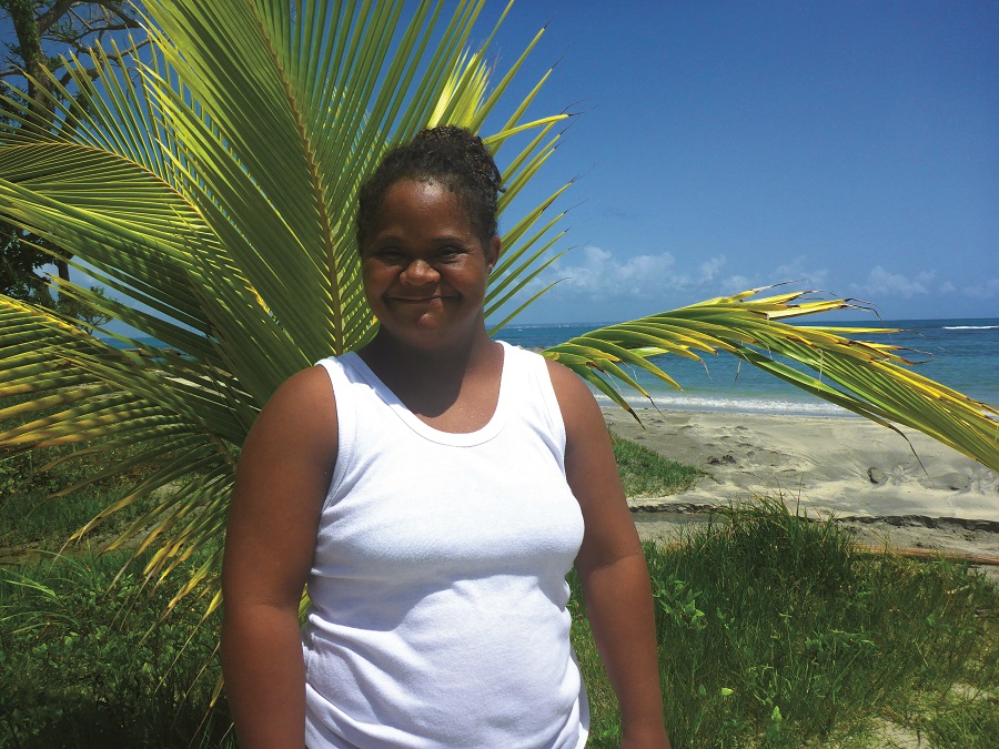 Alexandra, bénéficiaire des ateliers de Matouba, à la Journée régionale de Nettoyage 2019 en Guadeloupe