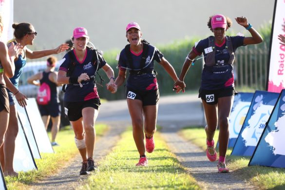 Coureuses ligne d'arrivée Raid des Alizés Martinique