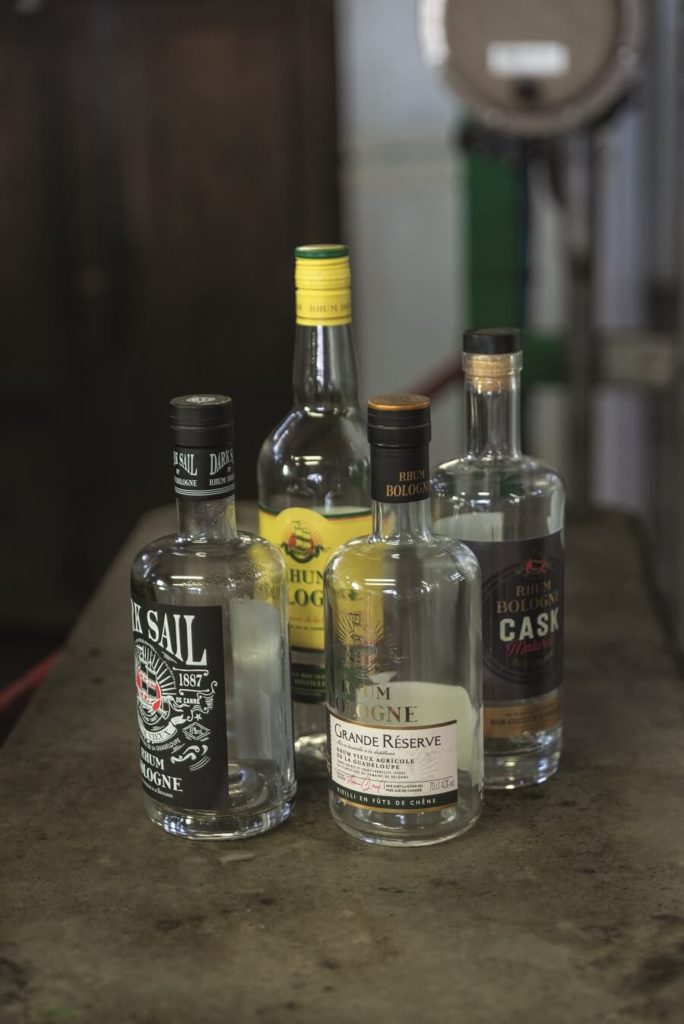 Bouteilles de rhum produites par la distillerie Bologne