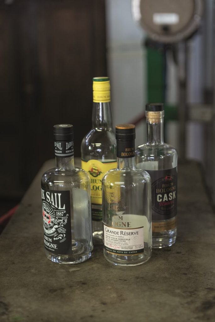 Bouteilles de rhum produites par la distillerie Bologne 