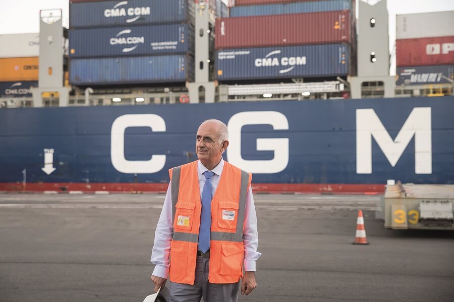 Thierry Souladié devant des conteneurs CMA CGM