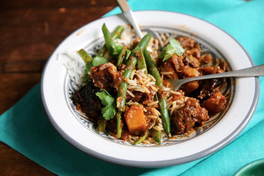 Plat de viande, légumes et riz