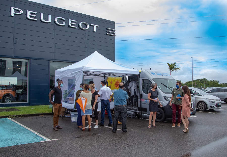 Queue devant le Covid Truck - ARS Guyane