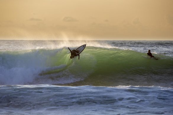 Le surfeur Thomas Debierre en action