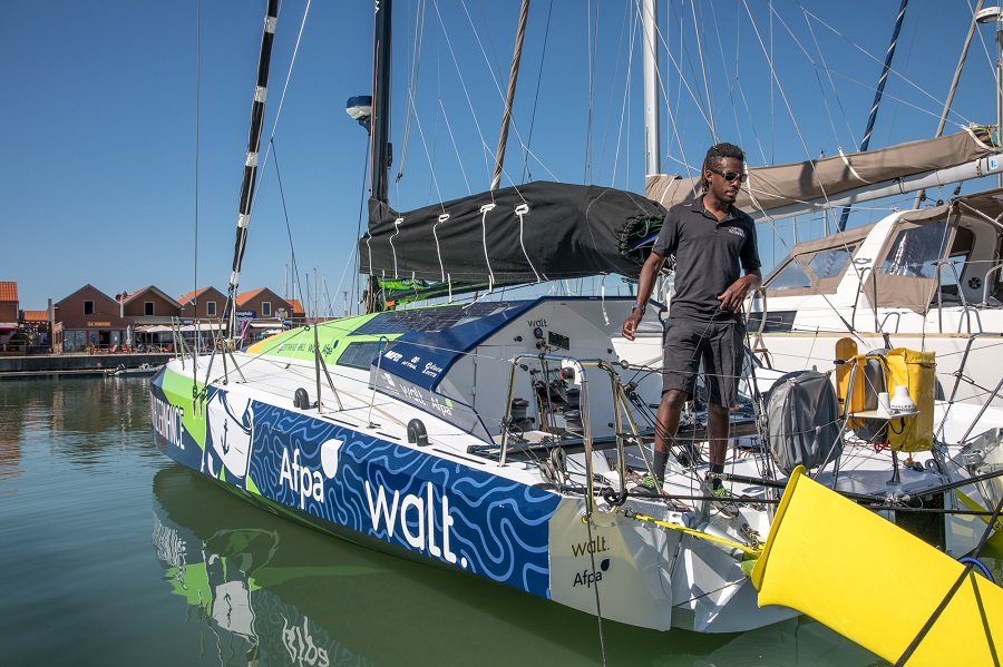 Le skipper Keni Piperol sur son bateau de la Route du Rhum 2022