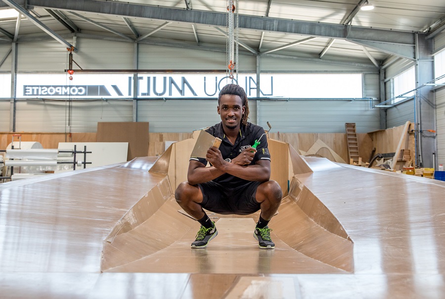 Le skipper Keni Piperol dans le hangar de construction de son bateau