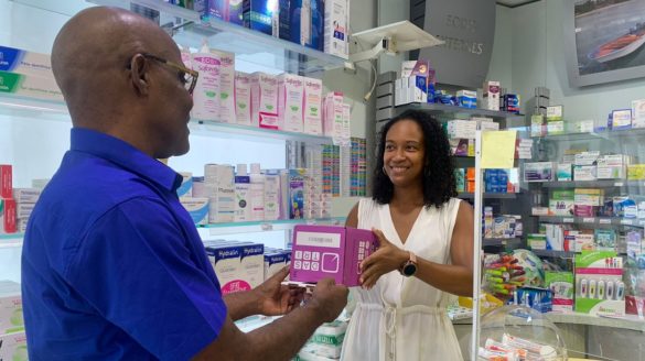 Remise d'une boîte de collecte de déchets de soin en pharmacie