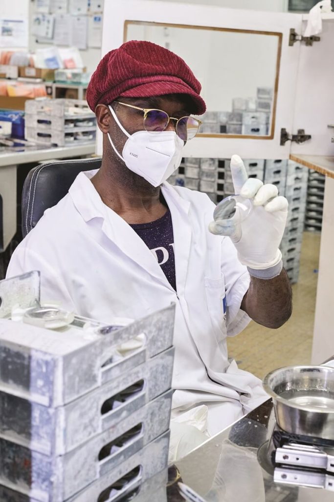 Technicien du laboratoire d'Essilor en Guadeloupe