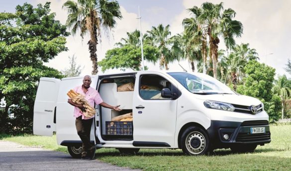 Jean-Luc Irené et son véhicule professionnel loué chez Fraikin pour la livraison de pain (Guadeloupe)