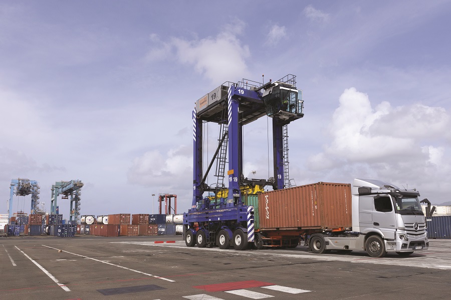 Chargement de conteneurs au Grand Port de Martinique