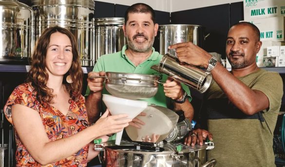 Maité Bienvenu (Agro Consult Caraibe), Nicolas Noirtin (Soprochim), Freddy Gounoumam (vendeur)