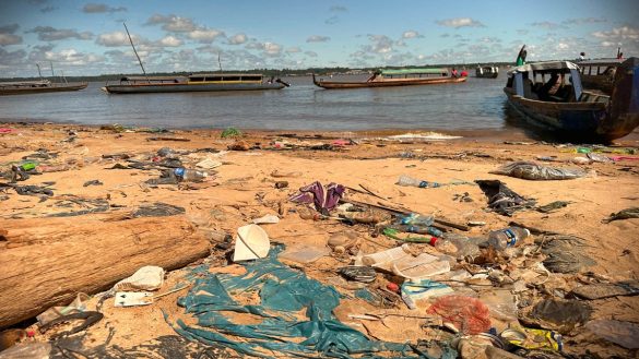 Déchets sur les rives de Saint-Laurent du Maroni