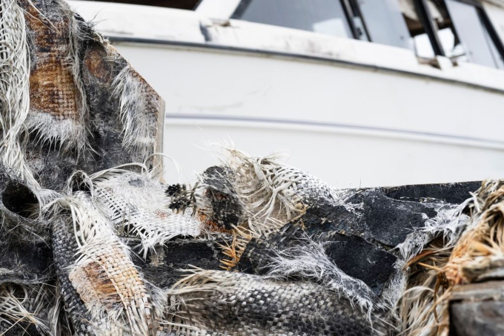 Royal Recy Boat dispose actuellement d’un stock de fibre de verre de 90 m3 issu de ses chantiers de déconstruction de bateaux, qui permettrait de fabriquer environ « 150 tonnes de mobilier urbain ».