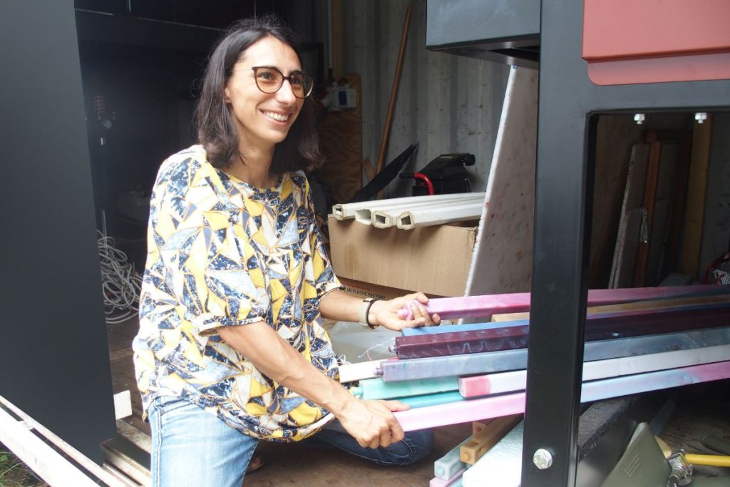 Hannah Dominique produit des barres en plastique pour réaliser notamment du mobilier.