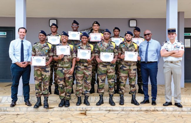Les douze jeunes ont obtenu leur diplôme le 20 février, après six mois de formation au RSMA, avant de poursuivre leur parcours en alternance au lycée Paul Lacavé et au sein des concessions GBH.