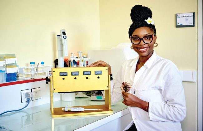 Naomie Pature dans un laboratoire, en pleine recherche sur la transmission de la cowdriose