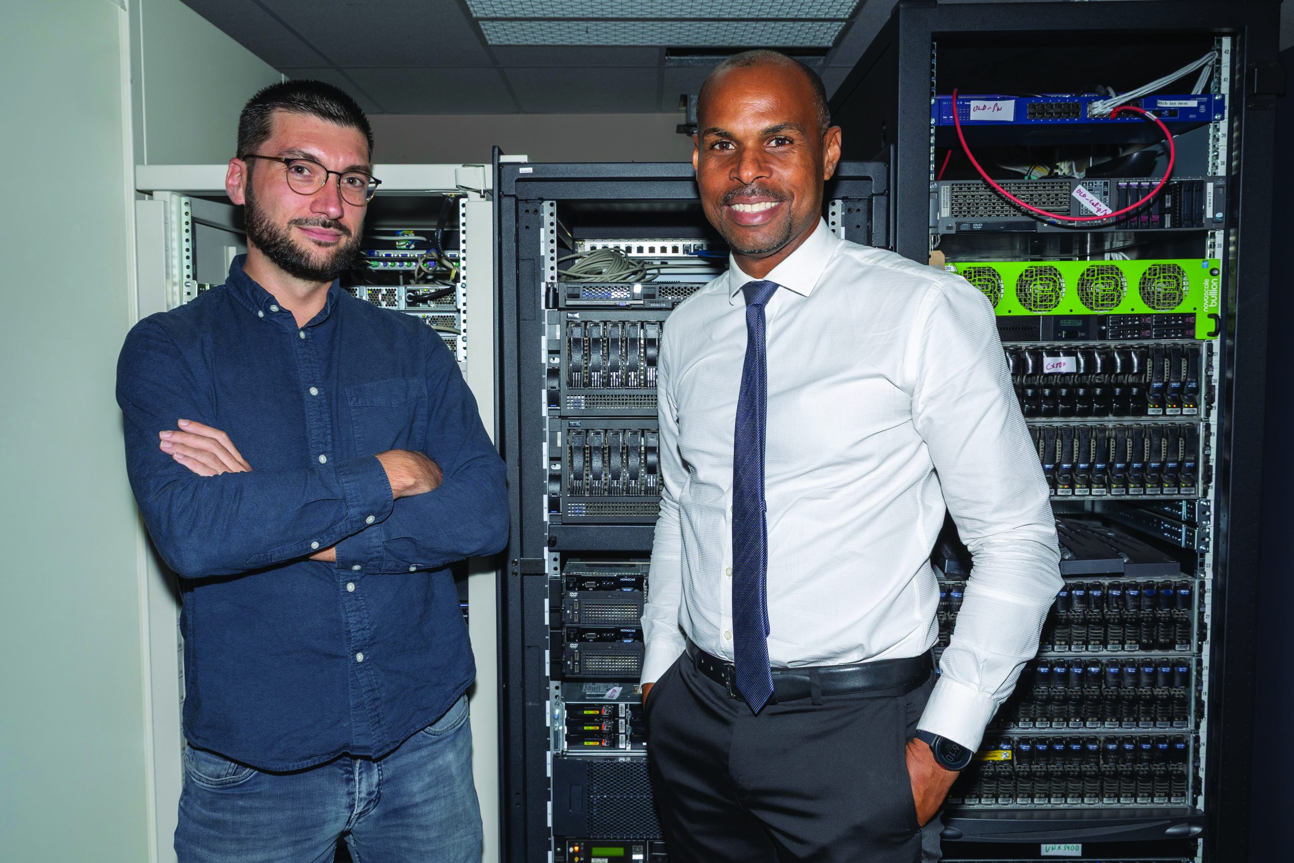 Tanguy Pallier et Rodrigue Alexander, rmaîtres d’œuvre de la sécurité numérique de la Clinique Saint-Paul et du CHUM, dans une salle abritant les serveurs du CHUM. © Jean-Albert Coopmann