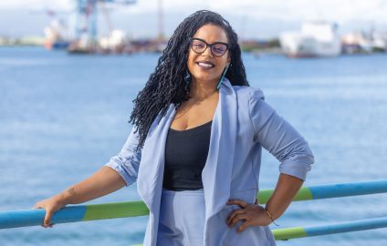 Jennifer Tocny posant sur le port de Pointe-à-Pitre, en Guadeloupe.