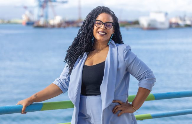 Jennifer Tocny posant sur le port de Pointe-à-Pitre, en Guadeloupe.