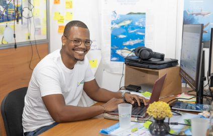 Mathias Diony sourit face à son ordinateur dans les locaux de l’Asso-Mer.