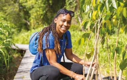 Jolène Rezaire en mission de terrain au cœur de la mangrove.
