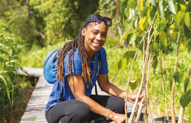 Jolène Rezaire en mission de terrain au cœur de la mangrove.