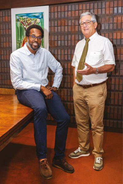 Mickaël Manscour, expert-comptable, assis à gauche, et Éric Dromard, président du CIP Martinique, debout à droite, posant dans un bureau.