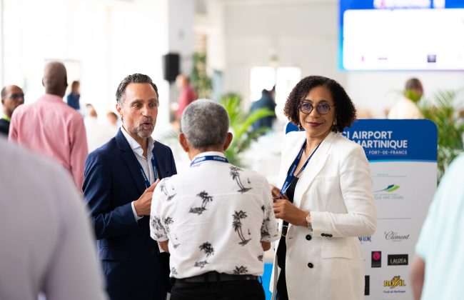 Nathalie Sébastien discute avec des invités lors de l’Airport Day à l’aéroport de Fort-de-France