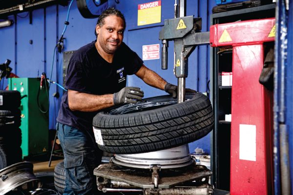 Ludovic Merlot, monteur de pneumatique poids lourds et automobiles en situation de handicap auditif, en CDI chez Bamy pneus
