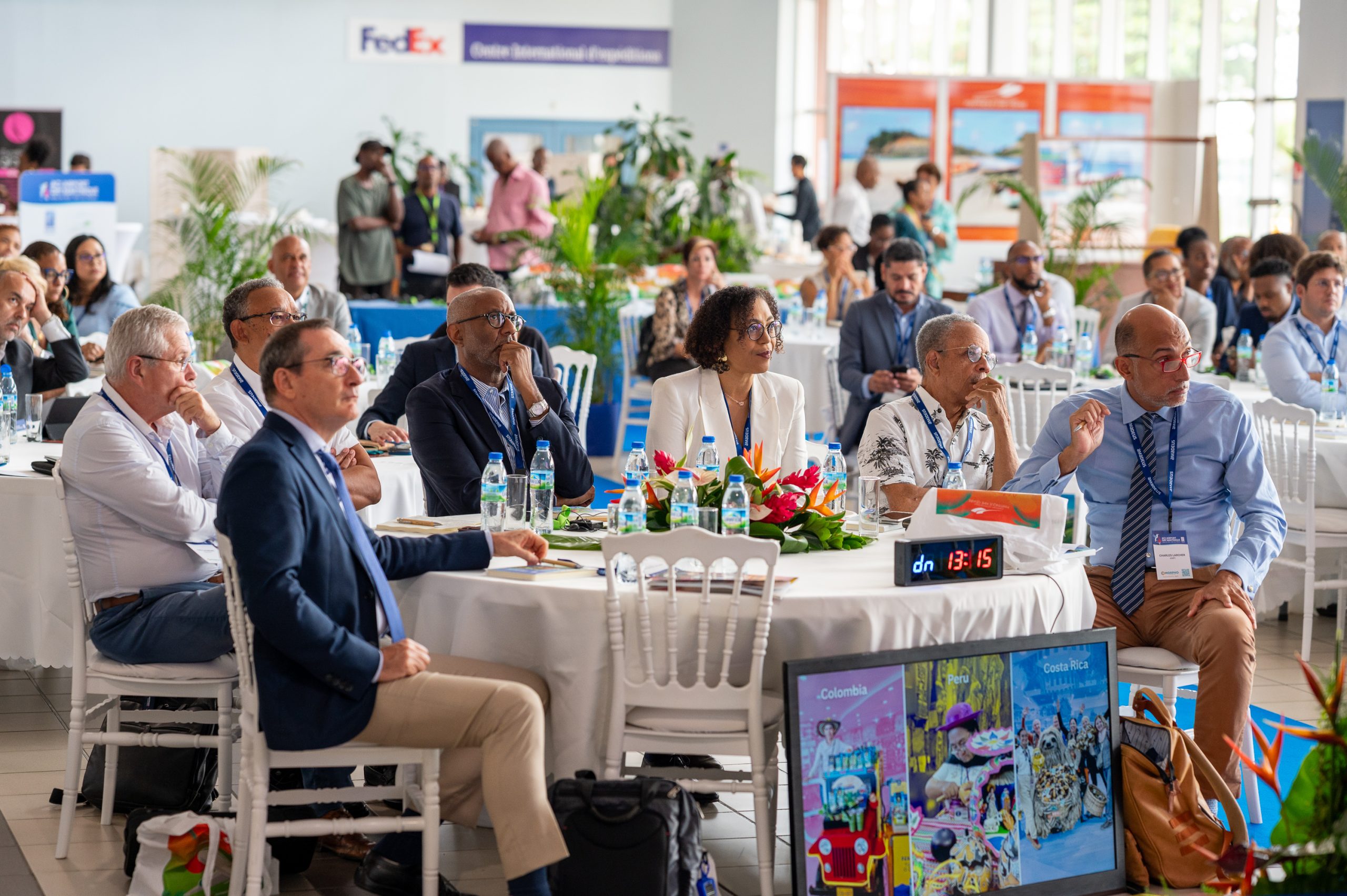 Vue d’ensemble des participants au congrès Airport Day 2024, réunis autour de tables rondes à l’aéroport de Martinique.